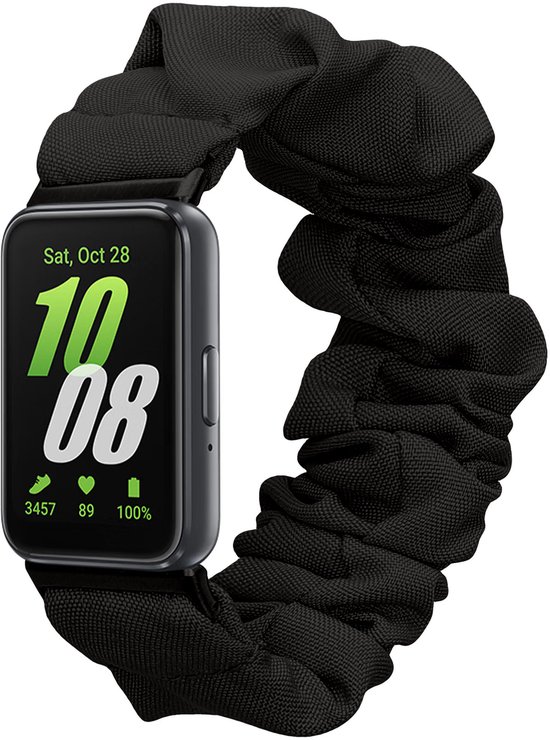 Bracelet de montre noir, style chouchou, élastique, autour d'une smartwatch Samsung Galaxy Fit 3.