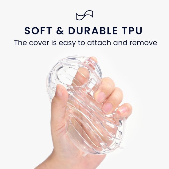 Hand die een flexibele, transparante TPU-hoes voor een speaker samendrukt.