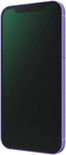 Zijkant van een paarse iPhone 12 met een groen, gesloten scherm.