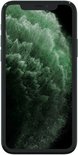 iPhone 11 Pro met een groen thema op het scherm, op een witte achtergrond.