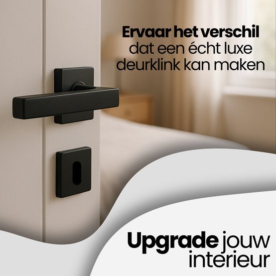 Matzwarte deurklink met vierkant rozet op een witte deur. Luxe uitstraling.