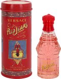 De rode blik met een transparante fles eau de toilette Red Jeans Woman van Versace. De fles is gevuld met roze vloeistof.