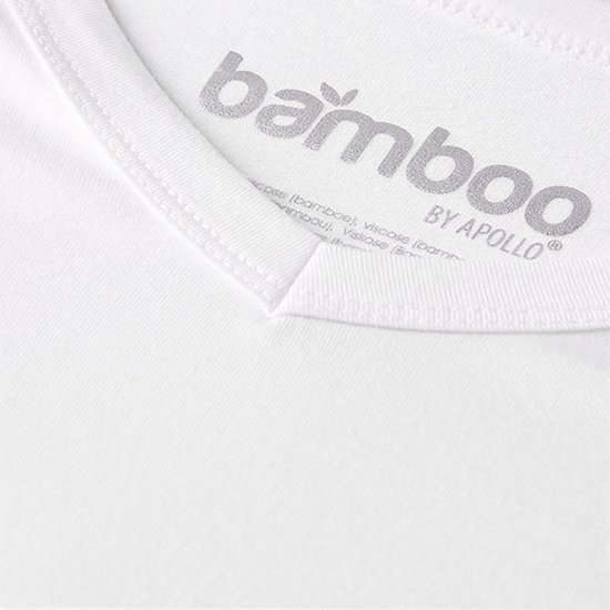 Close-up van de hals van een wit bamboe T-shirt met het 'bamboo' logo en 'BY APOLLO' tekst.