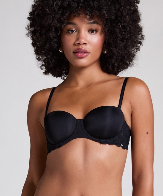 Close-up van model, draagt een zwarte push-up bh met kanten details op de bandjes en rand.