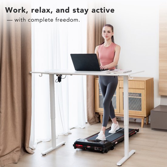 Vrouw op een loopband onder een wit bureau, werkend op een laptop. Ze draagt sportkleding. 'Work, relax, and stay active'.