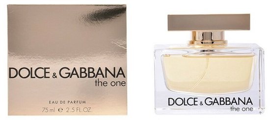 Rechthoekig glazen parfumflesje met gouden dop, gevuld met lichtgele vloeistof. Naast de fles staat de bijpassende verpakking. Eau de parfum, 75ml.