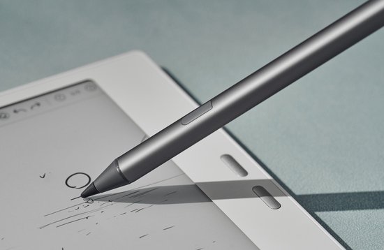 Grijze BOOX styluspen op een witte e-reader.