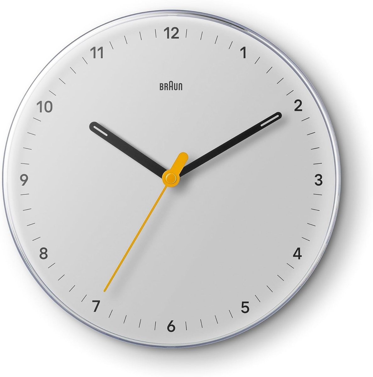Klassieke analoge wandklok met stil vegen kwartsuurwerk, gemakkelijk af te lezen, 23 cm diameter in wit,