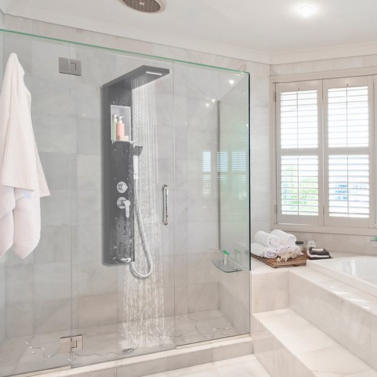 Zwarte douchepaneel met verchroomde accenten, douchekop, handdouche en waterval in een moderne, glazen douchecabine.