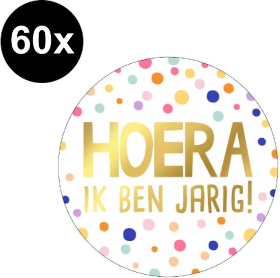 Een ronde sticker met gouden tekst 'HOERA IK BEN JARIG!' op een witte achtergrond met multicolor confetti.