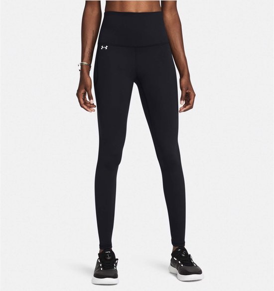 Zwarte, nauwsluitende Under Armour legging met hoge taille, gedragen door een vrouw.