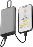 Grijze Xtorm powerbank met 10.000 mAh, aangesloten op een smartphone die 15W fast charge oplaadt.