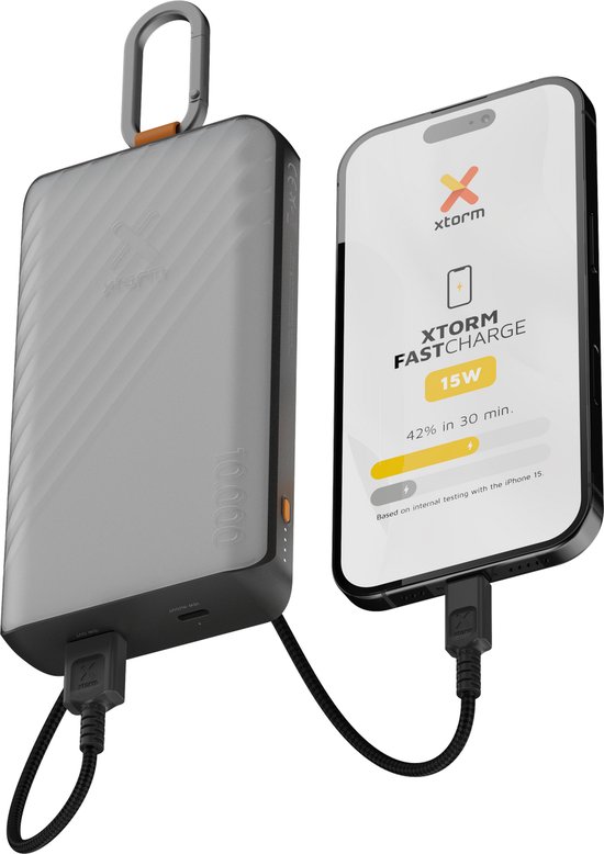Grijze Xtorm powerbank met 10.000 mAh, aangesloten op een smartphone die 15W fast charge oplaadt.