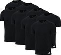 Zeven zwarte heren T-shirts van Adidas, op een rij.
