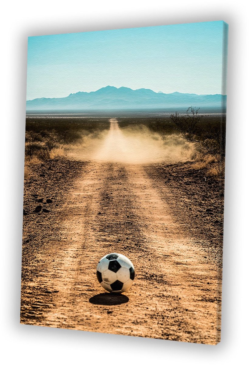Eenzaam zandpad met voetbal - Voetbal schilderij - Canvas schilderij bal - Realistische kunst - Decoratie voor thuis - Slaapkamer decoratie - canvas 60x90 cm