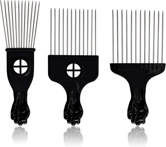 Drie zwarte afrokammen met metalen tanden en een handvat in de vorm van een vuist.