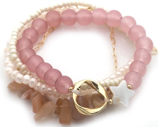 Armbandenset met roze kralen, parels, steentjes, een gouden ring en een witte sterbedel.