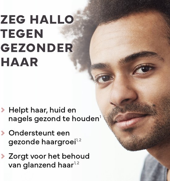 Close-up van een man met krullend haar. Tekst: Zeg hallo tegen gezonder haar. Helpt haar, huid en nagels gezond te houden.