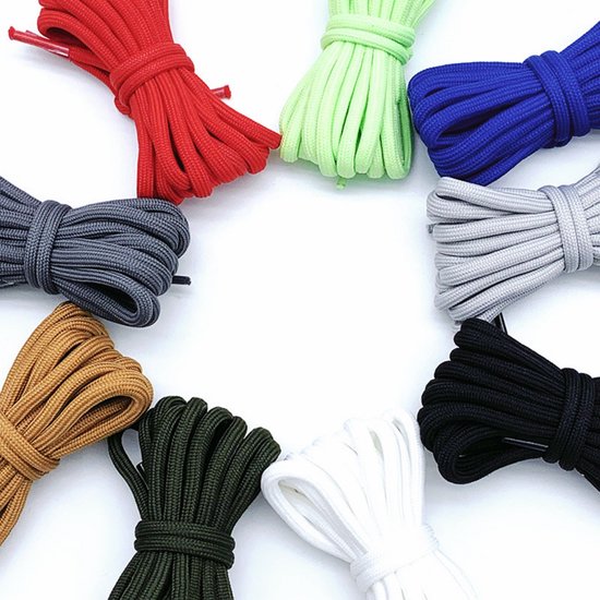Collection de lacets ronds noués dans diverses couleurs vives : rouge, vert, bleu, gris, beige, vert foncé, noir et blanc.