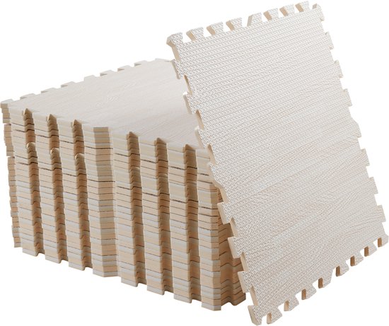 Stapel lichtbeige puzzelmatten met houtnerfprint en interlock-randen, geïsoleerd op wit.