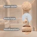 Salle de bain avec serviettes beiges. 'Super doux', 'Boucle solide', 'Qualité hôtelière'.