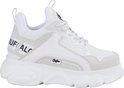 Zijaanzicht van een witte Buffalo sneaker met beige overlays en logo op de zijkant.