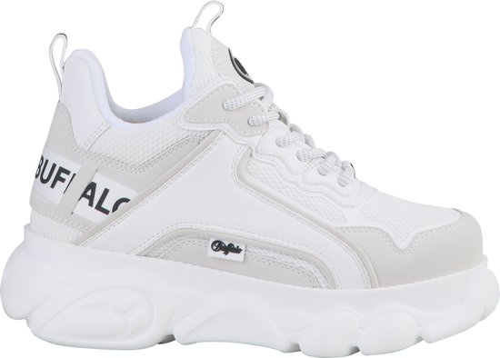 Zijaanzicht van een witte Buffalo sneaker met beige overlays en logo op de zijkant.