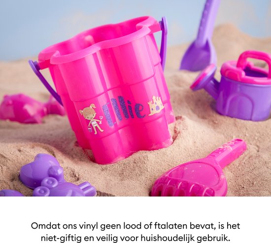 Roze zandbak met paarse schepjes en gieter, versierd met een vinyl sticker met een meisje en de naam 'Lilly'.