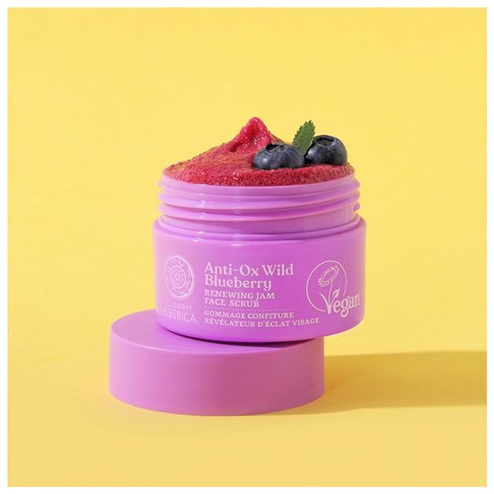 Paarse doos met blauwe bessenprint, 'Anti-Ox Wild Blueberry Renewing Jam Face Scrub' en Vegan logo.