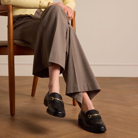 Manfield en cuir noir avec détails dorés - Taille 39