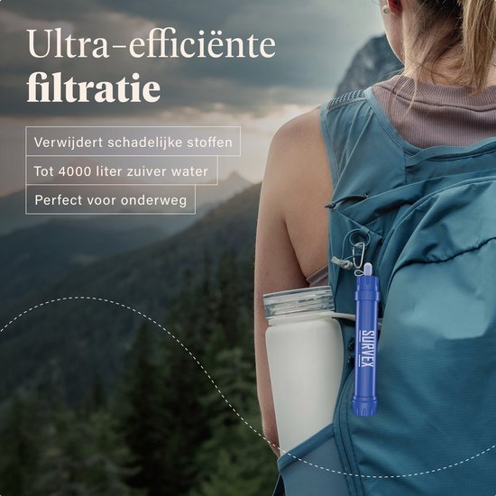Blauw SURVEX waterfilter hangt aan rugzak met fles tegen berglandschap. Verwijdert schadelijke stoffen.