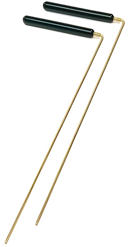 Twee gouden wichelroedes met zwarte handvatten, 38 cm lang.