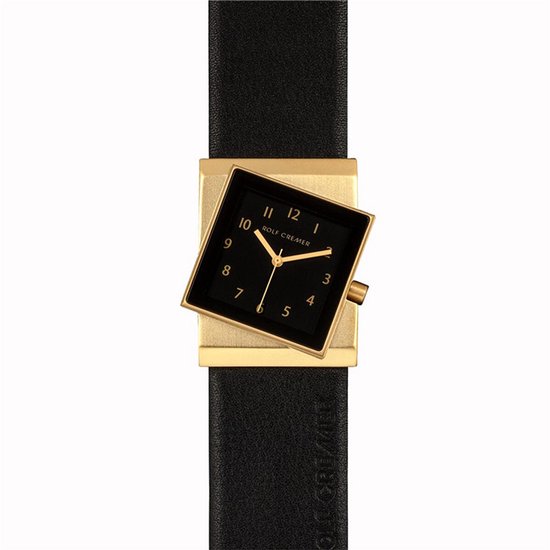 Draaiend vierkant horloge met zwarte wijzerplaat, gouden kast en zwart lederen band. Merk: Rolf Cremer.