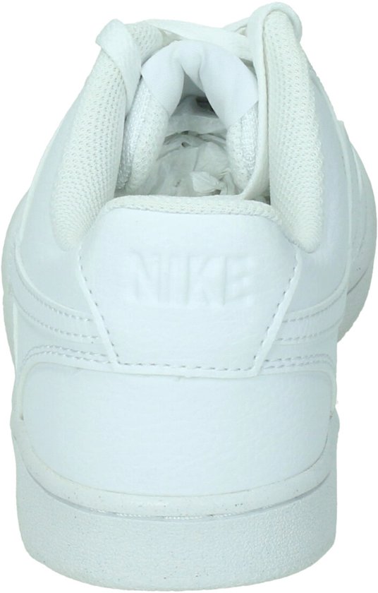 Achterkant van een witte Nike sneaker met een reliëf van het Nike-logo op de hiel.