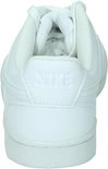 Achterkant van een witte Nike sneaker met een reliëf van het Nike-logo op de hiel.