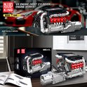 Collage van de Mould King V8 motor, de verpakking en een rode sportauto op een scherm.