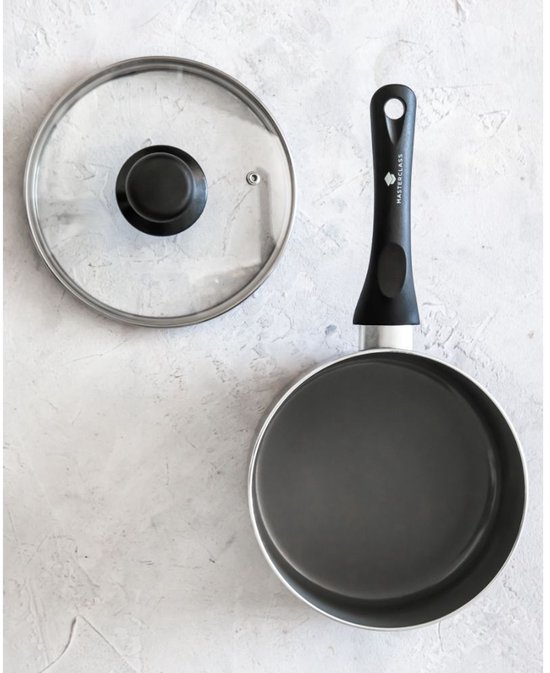 Casserole noire Masterclass antiadhésive à côté de son couvercle en verre.