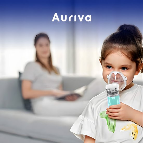 Een jong meisje met een wit t-shirt gebruikt de Auriva vernevelaar. Een vrouw zit op de achtergrond.