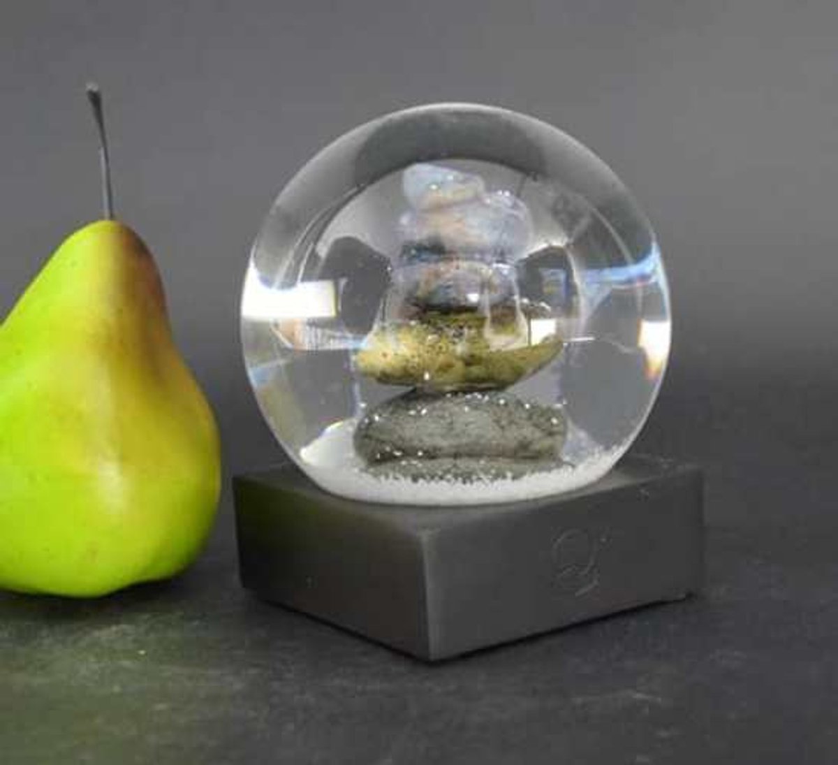 CoolSnowGlobes - Cairn Stenen Sneeuwbol met witte sneeuw