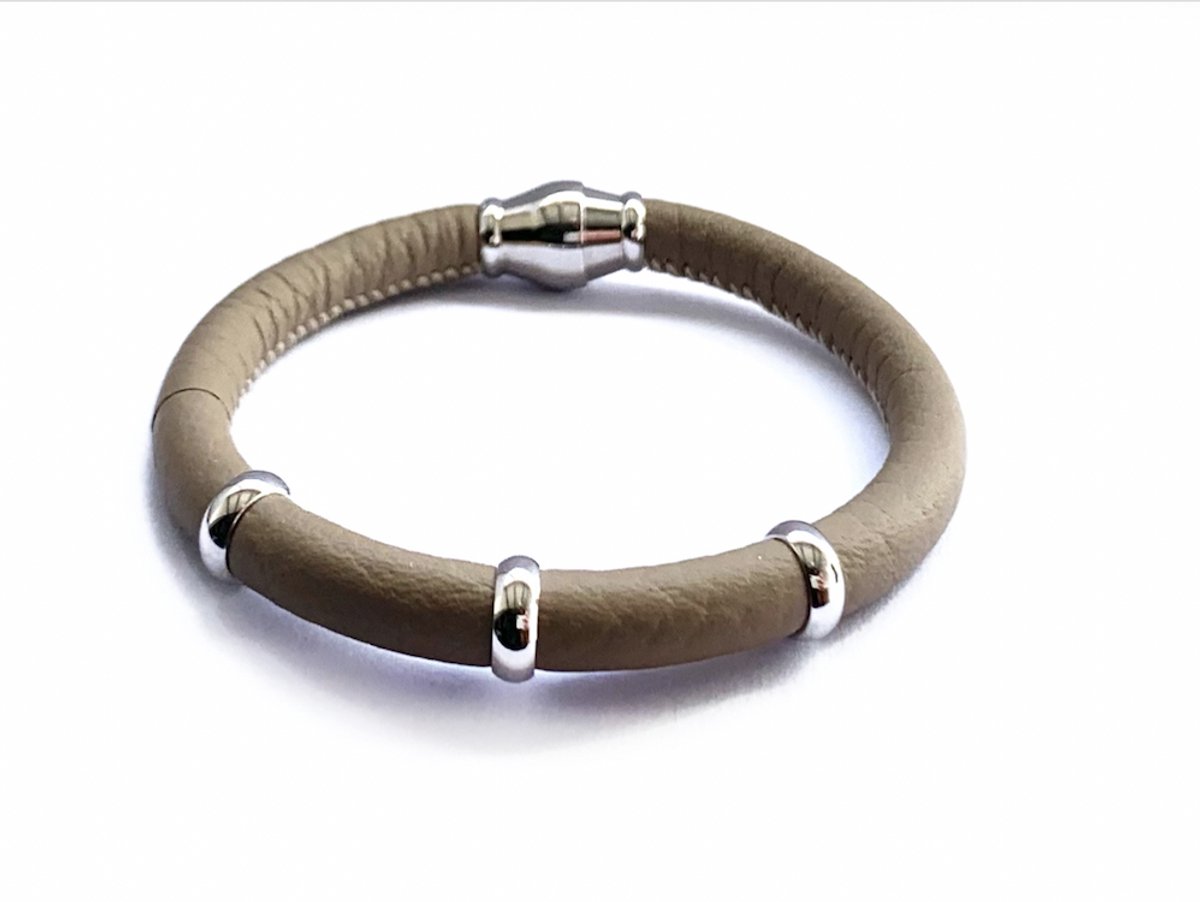 NIEUW! Jolla - dames armband zilver - leer - magneetsluiting - bedels - Single Silver - Taupe