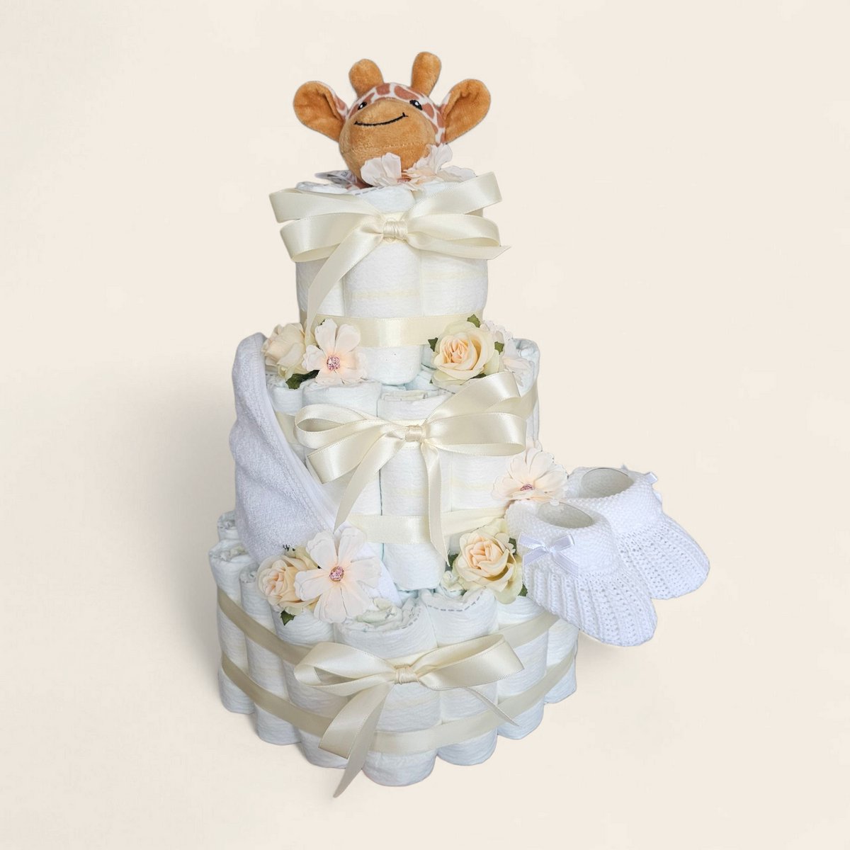Luiertaart - creme - 3 laags - sokjes - pamper - knuffels - spuugdoekje