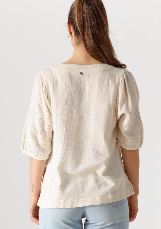 Ecru blouse met kapmouwtjes en geborduurde details op de mouwen. Gemaakt van een lichte stof. De achterkant is te zien.