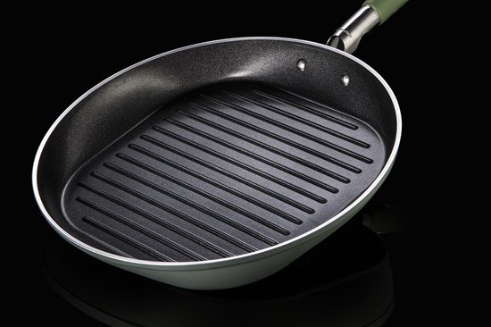 Ovale grillpan met zwarte grillstrepen, lichtgroene buitenkant en groene steel, op zwarte achtergrond.