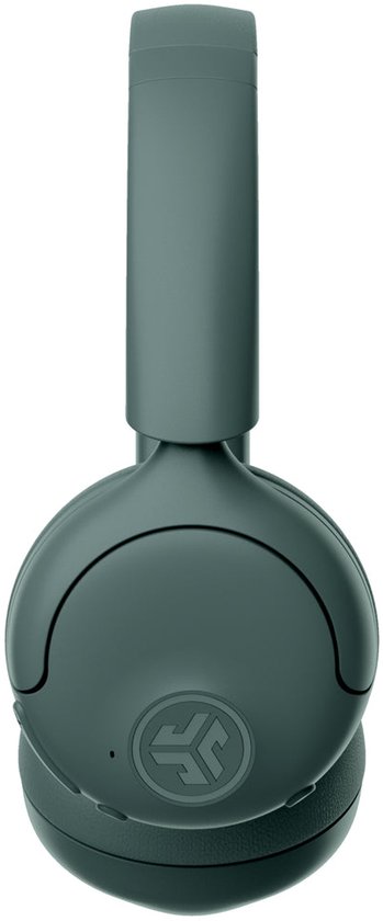 Dichtbij detail van een groene JLab GO Lux ANC koptelefoon, met JLab logo op oorcup.