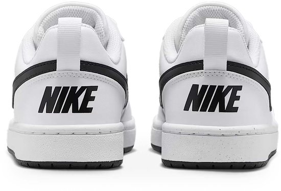 Witte Nike sneakers met zwarte 'NIKE' logo's op de hakken en zwarte strepen.