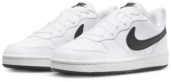 Paar witte Nike sneakers met zwarte Swoosh logo's op de zijkant en 'NIKE' op de tong.