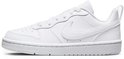 Witte leren Nike sneakers met veters en een Nike logo op de zijkant.