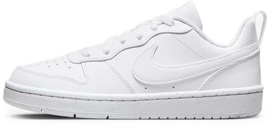 Witte leren Nike sneakers met veters en een Nike logo op de zijkant.