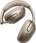 Gouden JBL over-ear koptelefoon, half ingeklapt, met zachte oorkussens en hoofdband.