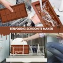 Bruine siliconen chocoladevorm wordt schoongemaakt in een vaatwasser. Met afbeeldingen van het schoonmaken.